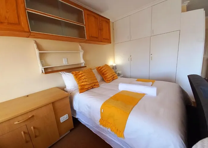 Cozy Strand Beach Getaway - Studio Apartment