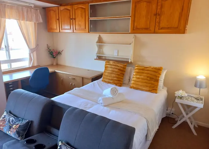 Cozy Strand Beach Getaway - Studio Apartment